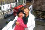 Frederik de Groot met zijn tweede vrouw op het dakterras in Londen met achtergrond Dubbeldekker