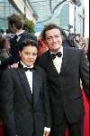 Scheveningen 4 april 2004
Premiere Lion King in Kurhaus.
Johnny Kraaykamp jr met zoontje