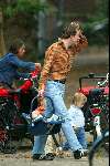 Amsterdam 5 september 2003
Beau v Erven Dorens met zijn vrouw Selly en zijn 3 kinderen in het vondelpark op de fiets