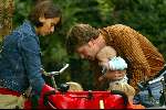 Amsterdam 5 september 2003
Beau v Erven Dorens met zijn vrouw Selly en zijn 3 kinderen in het vondelpark op de fiets