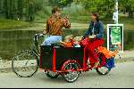 Amsterdam 5 september 2003
Beau v Erven Dorens met zijn vrouw Selly en zijn 3 kinderen in het vondelpark op de fiets