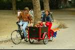 Amsterdam 5 september 2003
Beau v Erven Dorens met zijn vrouw Selly en zijn 3 kinderen in het vondelpark op de fiets