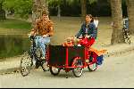 Amsterdam 5 september 2003
Beau v Erven Dorens met zijn vrouw Selly en zijn 3 kinderen in het vondelpark op de fiets