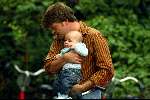 Amsterdam 5 september 2003
Beau v Erven Dorens met zijn vrouw Selly en zijn 3 kinderen in het vondelpark op de fiets