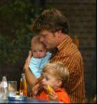 Amsterdam 5 september 2003
Beau v Erven Dorens met zijn vrouw Selly en zijn 3 kinderen in het vondelpark op de fiets
