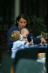 Amsterdam 5 september 2003
Beau v Erven Dorens met zijn vrouw Selly en zijn 3 kinderen in het vondelpark op de fiets