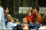 Amsterdam 5 september 2003
Beau v Erven Dorens met zijn vrouw Selly en zijn 3 kinderen in het vondelpark op de fiets