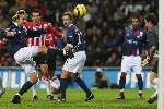 Eindhoven, 17 December 2005
Kompetiewedstrijd seizoen 2005/2006 
PSV-Willem II eindstand 4-1
Arvid Smit verdedigt een corner voor het doel weg
© Foto Bart Bel