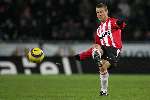Eindhoven, 17 December 2005
Kompetiewedstrijd seizoen 2005/2006 
PSV-Willem II eindstand 4-1
Jason culina heeft overzicht en geeft een pass in de diepte
© Foto Bart Bel