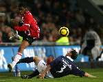 Eindhoven, 17 December 2005
Kompetiewedstrijd seizoen 2005/2006 
PSV-Willem II eindstand 4-1
Jefferson Farfan ontwijkt een tackle van Albert van der Haar
© Foto Bart Bel