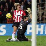 Eindhoven, 17 December 2005
Kompetiewedstrijd seizoen 2005/2006 
PSV-Willem II eindstand 4-1
Mika Vyrynen shiet de bal naast doelman Zois en scoort daarmee de 4-1
© Foto Bart Bel