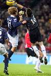 Eindhoven, 17 December 2005
Kompetiewedstrijd seizoen 2005/2006 
PSV-Willem II eindstand 4-1
Peter Zois tikt de bal uit zijn doelgebied weg voordat de spitsen gevaarlijk kunnen worden
© Foto Bart Bel