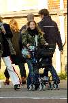Amsterdam 8 november 2003
Guusje Nederhorst wandelend met kinderwagen
Waarschijnlijk een van haar laatste foto\'s