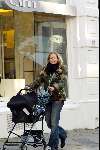 Amsterdam 8 november 2003
Guusje Nederhorst wandelend met kinderwagen
Waarschijnlijk een van haar laatste foto\'s
