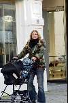 Amsterdam 8 november 2003
Guusje Nederhorst wandelend met kinderwagen
Waarschijnlijk een van haar laatste foto\'s