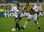 Arnhem, 21 Januari 2006 
Vitesse-Willem II eindstand 2-1 
Raymond Victoria in duel met Theo Jansen
© Edwin van Zandvoort