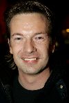 Hilversum 6 januari 2005
Aktie  555 voor azie in studio 22.
Jeroen Kijkindevegte
Peter Smulders bv