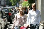 Amsterdam 1 juli 2004
Dennis Bergkamp winkelen op de PC Hooftstraat met zijn vrouw Henriette.