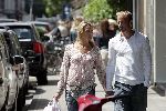 Amsterdam 1 juli 2004
Dennis Bergkamp winkelen op de PC Hooftstraat met zijn vrouw Henriette.