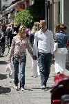 Amsterdam 1 juli 2004
Dennis Bergkamp winkelen op de PC Hooftstraat met zijn vrouw Henriette.