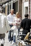 Amsterdam 1 juli 2004
Dennis Bergkamp winkelen op de PC Hooftstraat met zijn vrouw Henriette.