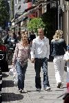 Amsterdam 1 juli 2004
Dennis Bergkamp winkelen op de PC Hooftstraat met zijn vrouw Henriette.