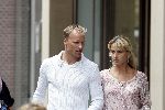 Amsterdam 1 juli 2004
Dennis Bergkamp winkelen op de PC Hooftstraat met zijn vrouw Henriette.