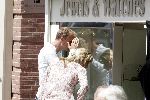 Amsterdam 1 juli 2004
Dennis Bergkamp winkelen op de PC Hooftstraat met zijn vrouw Henriette.