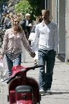 Amsterdam 1 juli 2004
Dennis Bergkamp winkelen op de PC Hooftstraat met zijn vrouw Henriette.