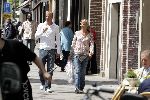 Amsterdam 1 juli 2004
Dennis Bergkamp winkelen op de PC Hooftstraat met zijn vrouw Henriette.