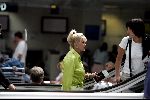 Cannes 19 juli 2004
Ivana Trump met jonge vriend op vliegveld van Cannes