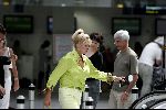 Cannes 19 juli 2004
Ivana Trump met jonge vriend op vliegveld van Cannes