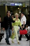 Cannes 19 juli 2004
Ivana Trump met haar jonge vriend Rossano Rubicon op het vliegveld van Cannes