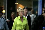 Cannes 19 juli 2004
Ivana Trump met jonge vriend op vliegveld van Cannes