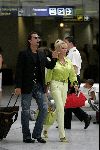 Cannes 19 juli 2004
Ivana Trump met haar jonge vriend Rossano Rubicon op het vliegveld van Cannes