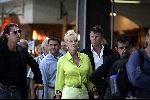 Cannes 19 juli 2004
Ivana Trump met haar jonge vriend Rossano Rubicon op het vliegveld van Cannes