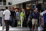 Cannes 19 juli 2004
Ivana Trump met haar jonge vriend Rossano Rubicon op het vliegveld van Cannes
