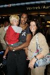 Schiphol 1 juli 2004
Aankoms Nederlands elftal na ek Portugal.
Pierre v Hooydonk met vrouw en zoontje
Peter Smulders bv