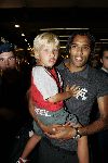 Schiphol 1 juli 2004
Aankoms Nederlands elftal na ek Portugal.
Pierre v Hooydonk met vrouw en zoontje
Peter Smulders bv