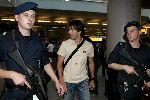 Schiphol 1 juli 2004
Nederlands elftal arriveert op schiphol na EK portugal.
Ruud v Nistelrooy met beveiliging