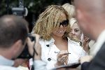 Amsterdam 16 juli 2005
Mariah Carey verlaat hotel de blakes in amsterdam met grote zonnebril
Peter Smulders bv