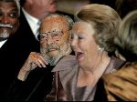 Amsterdam 24 juni 2004
Prins Bernhard en Koningin Beatrix bij uitreiking zilveren anjers  in paleis op de dam.