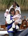 Muiden 4 juni 2005
Prins Willem Alexander varen met gropene draeck met Maxima Amalia Prins Haakon (Noorwegen) Mette Marit en hun dochter.
Peter Smulders bv