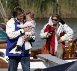 Muiden 4 juni 2005
Prins Willem Alexander varen met groene draeck met Maxima Amalia Prins Haakon (Noorwegen) Mette Marit en hun dochter.
Peter Smulders bv