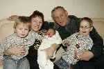 Fijnaart 7 maart 2005
Ouders Frans Bauer met zijn baby Frans Jr   Christiaan en Jan Bauer.
peter Smulders bv
