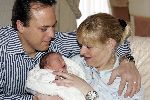 Fijnaart 7 maart 2005
Frans Bauer met zijn baby Frans Jr Mariska  Bauer.
peter Smulders bv