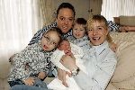 Fijnaart 7 maart 2005
Frans Bauer met zijn baby Frans Jr Mariska Christiaan en Jan Bauer.
peter Smulders bv