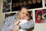 Fijnaart 7 maart 2005
Frans Bauer met zijn baby Frans Jr  Bauer.
peter Smulders bv