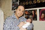 Fijnaart 7 maart 2005
Frans Bauer met zijn baby Frans Jr   Bauer.
peter Smulders bv