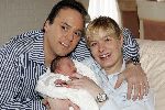 Fijnaart 7 maart 2005
Frans Bauer met zijn baby Frans Jr Mariska  Bauer.
peter Smulders bv